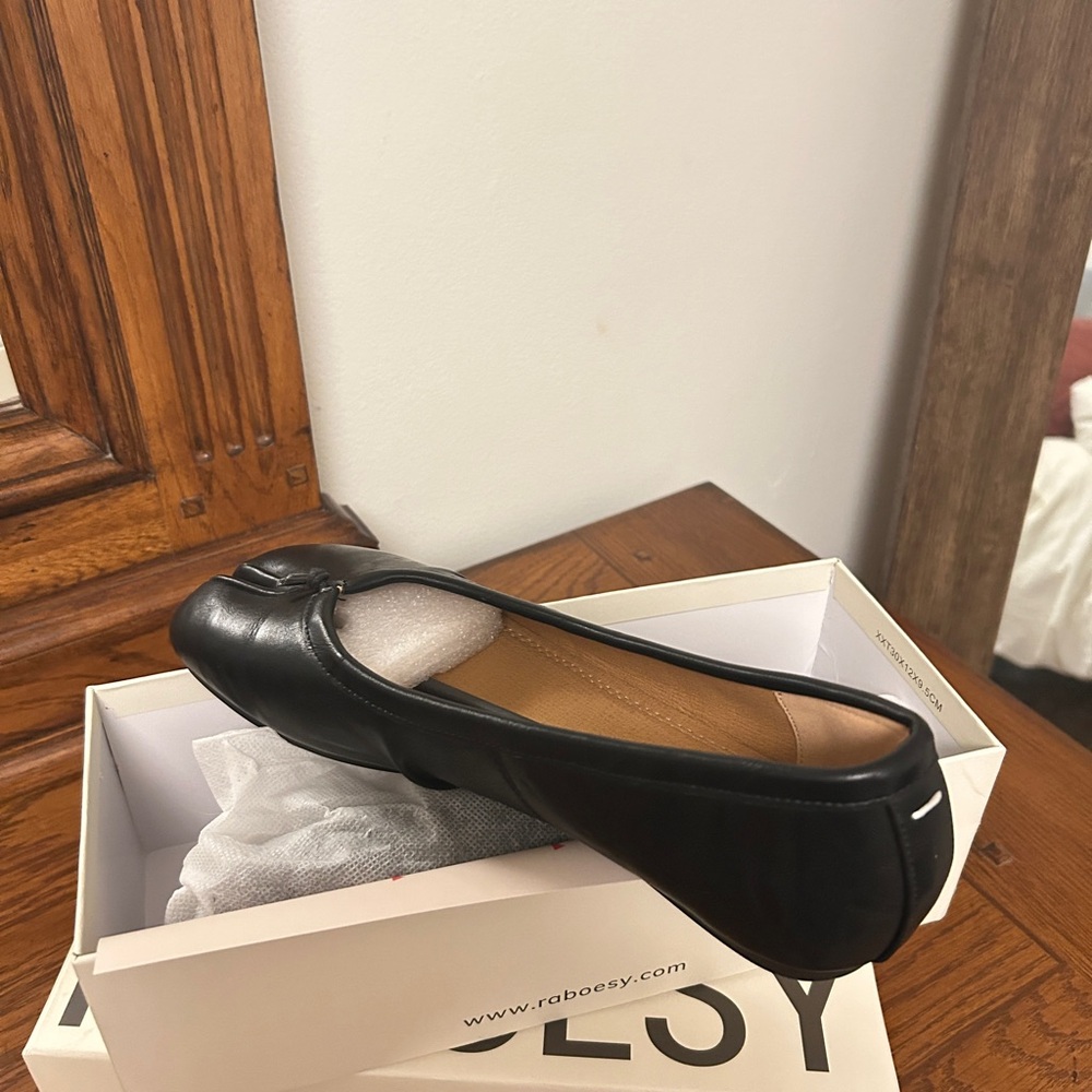 Raboesy Black Leather Tabi Flats
